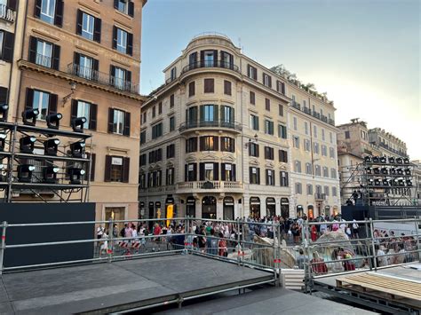 Roma, maxi furto da Valentino vicino a piazza di 